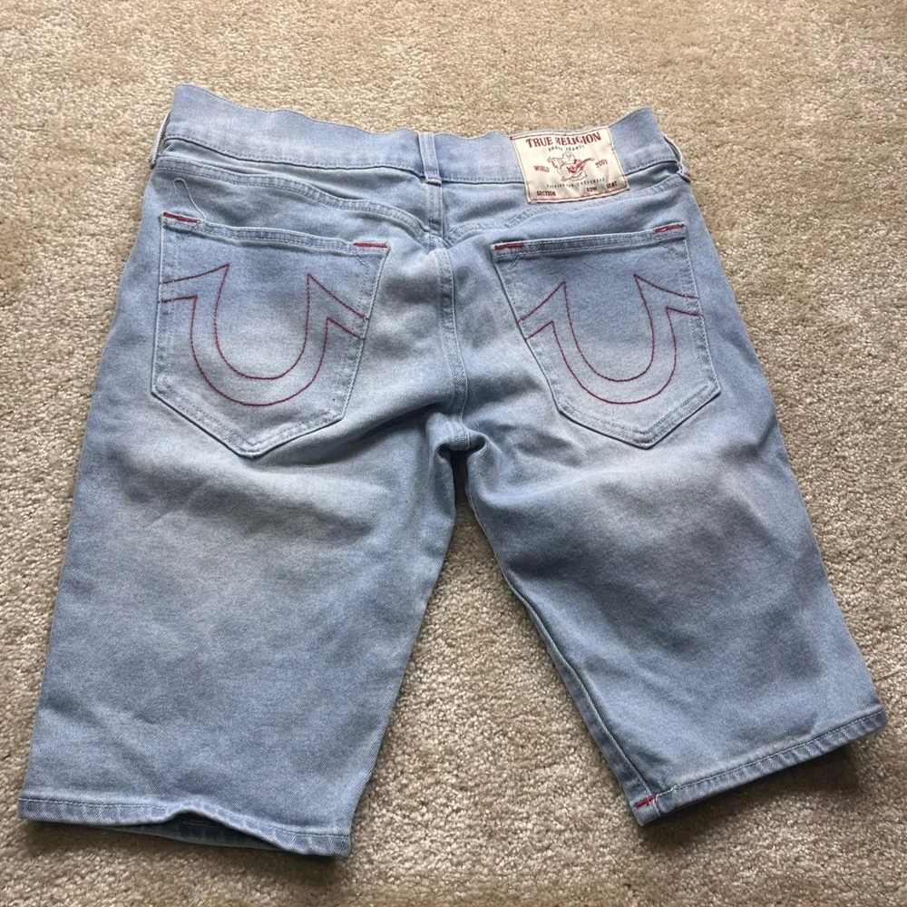 True Religion Rocco Relaxed Skinny Denim Shorts Light Wash Red Stitch Mens 30